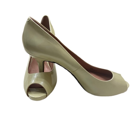 Vince Camuto Shoes - Vince Camuto pearlized off white peep toe high heel size 10b/40